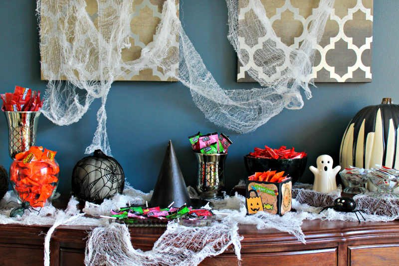 This Halloween Candy Bar would work out awesome for a Halloween party, less so for trick-or-treaters. You can easily decorate for various party themes!