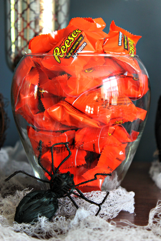 This Halloween Candy Bar would work out awesome for a Halloween party, less so for trick-or-treaters. You can easily decorate for various party themes!