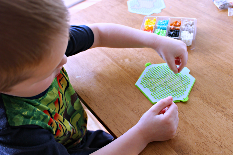 CGC Qixels 01 - C'mon Get Crafty Tech-Free Entertainment for Kids