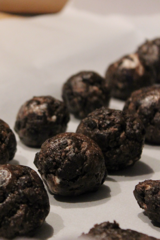 This OREO Cookie Balls Grinch Tree is easy and simple to make, but adds some great flair to your holiday tablescape!