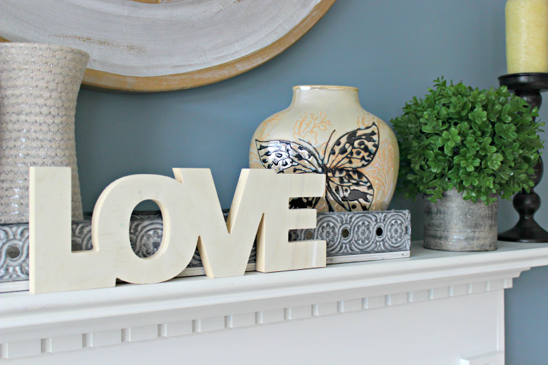 Clean Mantel Decor - C'mon Get Crafty Need some inspiration for mantel decor now that the holidays are over? See how I used boxwood to style a fresh look for my after Christmas mantel.