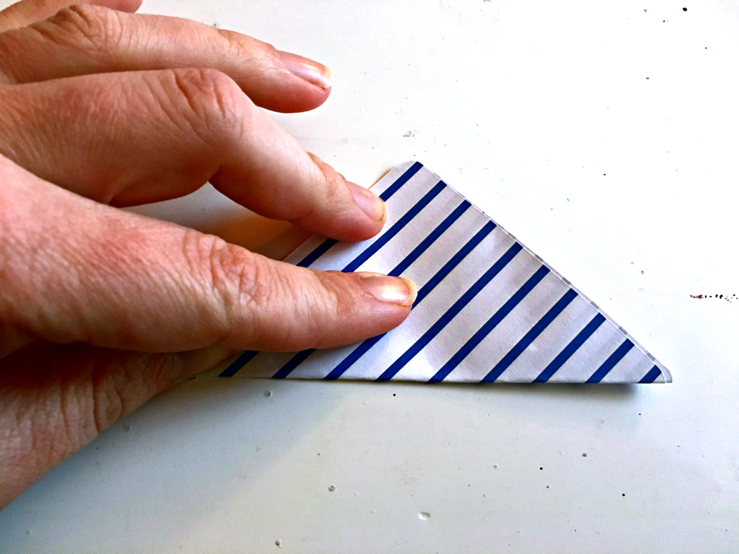 Jan Destash craft paper triangle - C'mon Get Crafty Check out an easy way to create paper flowers or pinwheels!