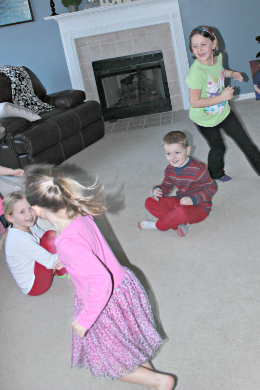 Goldfish Games 04 - C'mon Get Crafty What to do when it is too cold or icky outside for the kids to play? Check out some easy games to entertain kids INDOORS! #GoldfishGameTime #ad
