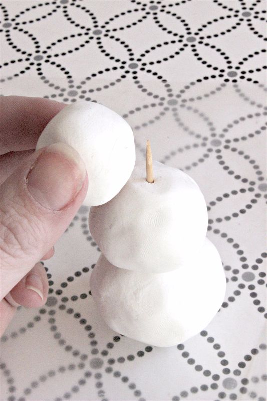 This is an easy craft to do and a fun #ElfontheShelf Idea to boot! This elf sized snowman makes for a cute morning surprise! #12DaysofChristmas