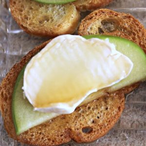 You can throw a beautiful Mother's Day Brunch with these few easy ideas and some delicious Apple Honey Brie Crostini!