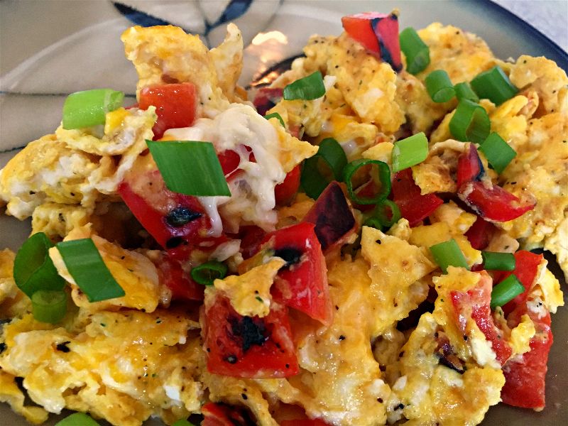 This is my favorite low carb egg scramble to make for breakfast! #keto #lowcarb #breakfastscramble #cheesyeggs 
