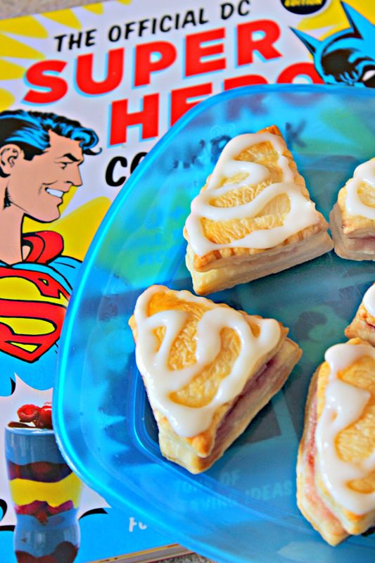 How SUPER are these Superman Cream Cheese Jelly Puffs? Put an extra punch in your breakfast, or make ahead for a Superman themed party! #superman #creamcheesepuffs #superhero