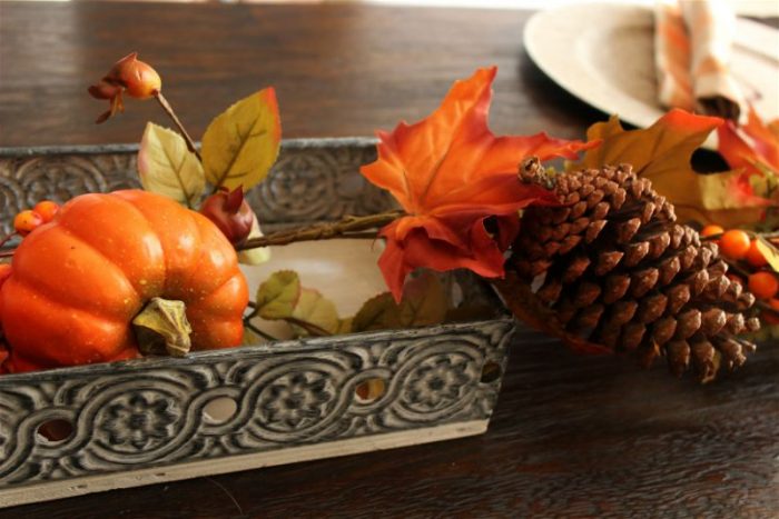 The leaves are turning, which means fall isn't far away. Decorating an autumn table can be a pretty and fun method for transitioning out of the summer slump. #autumn #fall #wayfair #autumntable #pumpkins #shopfall #leaves #autumndecor #homedecor #easydecor #affordabledecor #falldecor #falldecos #cmongetcrafty