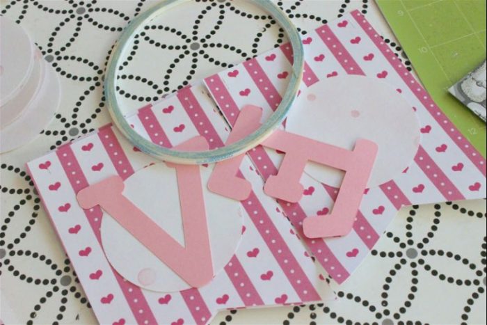 Make an easy and simple Valentine's Day banner to decorate your mantel using craft supplies you probably already own! #CraftroomDestash #valentine #valentinedecor #cricut #cmongetcrafty