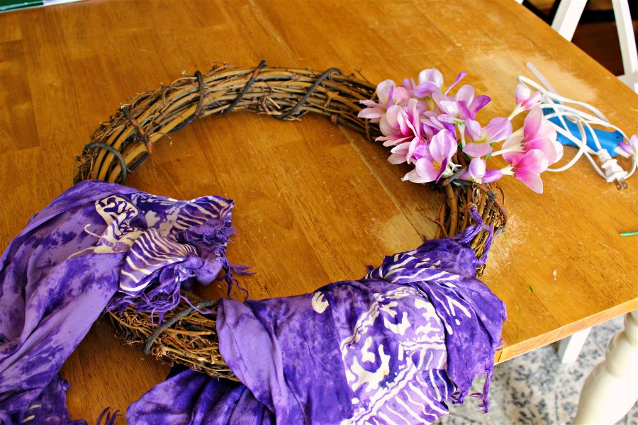 Wrapping the Wreath-opt - C'mon Get Crafty