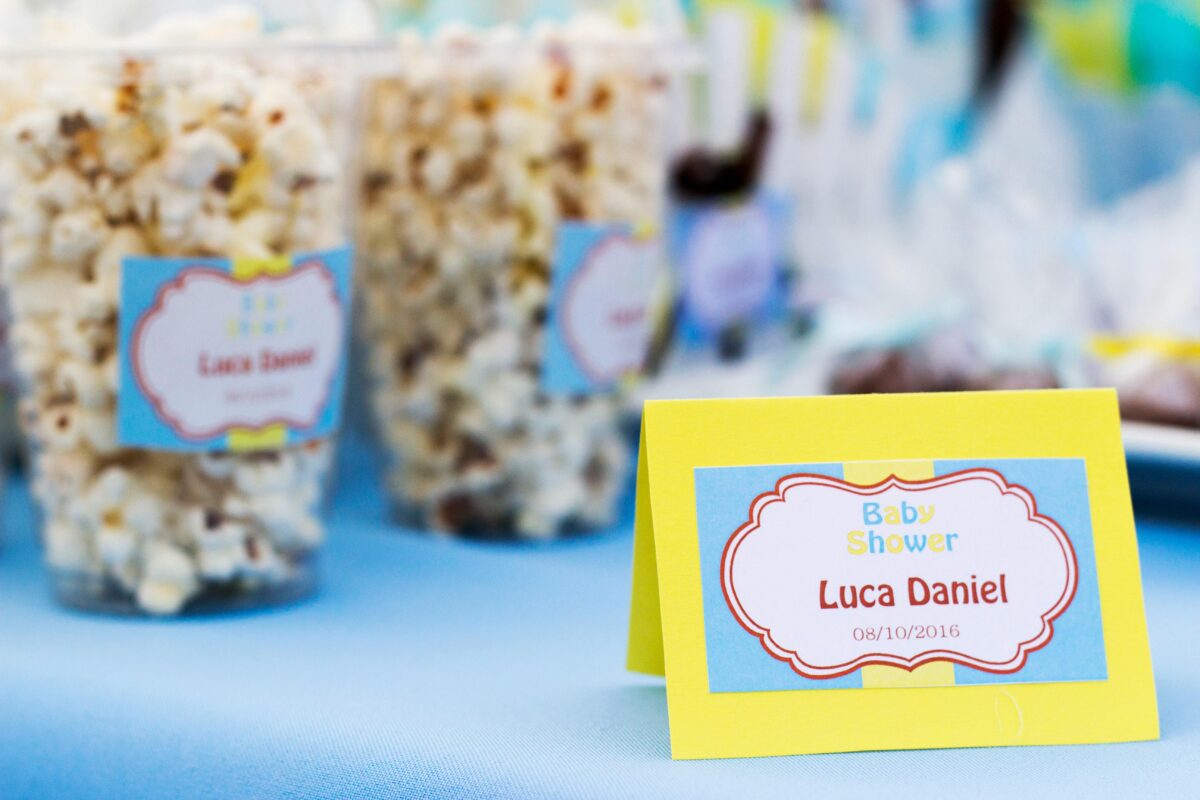 Popcorn containers in shallow focus photography